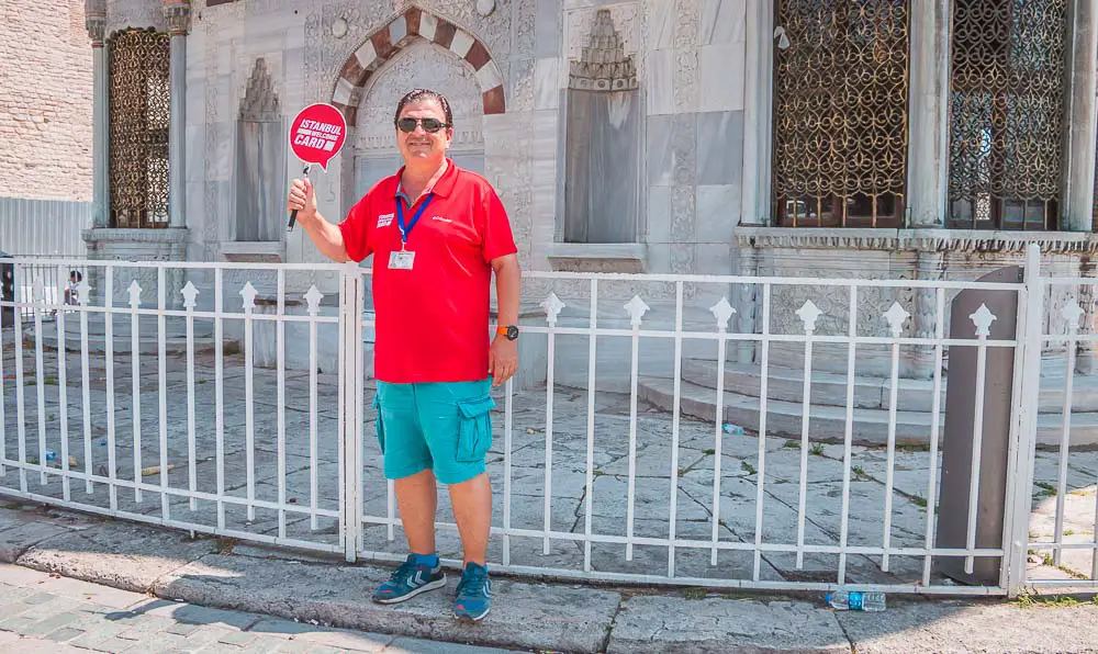 Istanbul Welcome Card Guide am Treffpunkt für die Führung mit Fast Lane vor dem Brunnen des Topkapi Palast