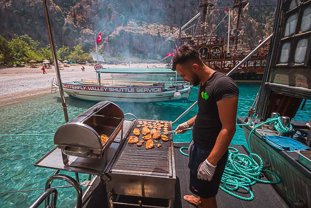 Grillen auf dem Ausflugsschiff ins Butterfly Valley