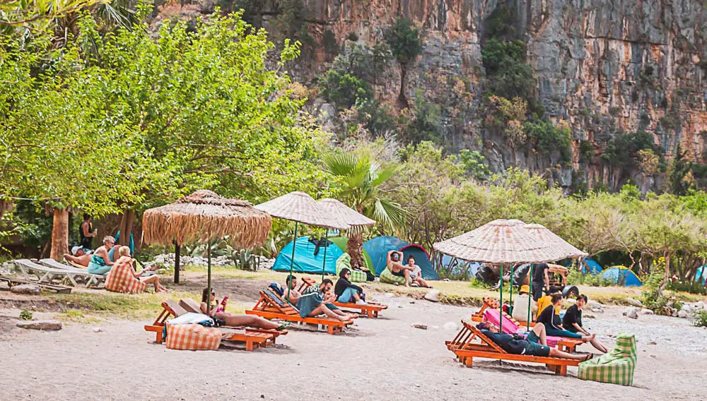 Sonnenliegen im Butterfly Valley in Ölüdeniz in der Türkei