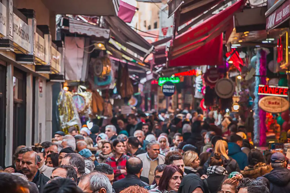 Straße vor dem Ägyptischen Basar in Istanbul