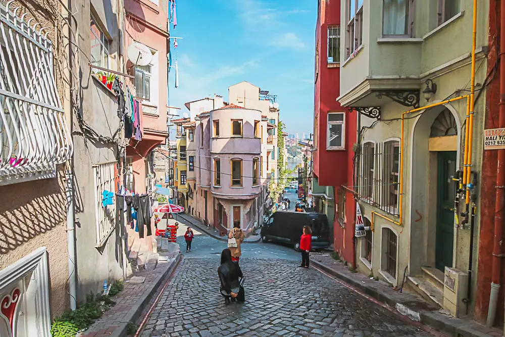 Straße in Balat in Istanbul im November mit Menschen die Fotos machen