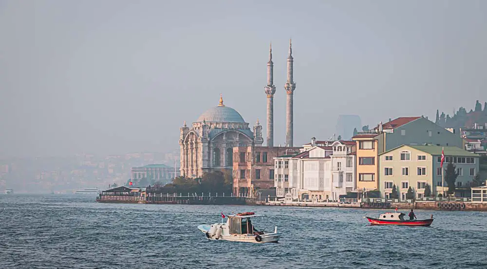 Ortaköy Moschee am Bosporus mit Nebel im Winter