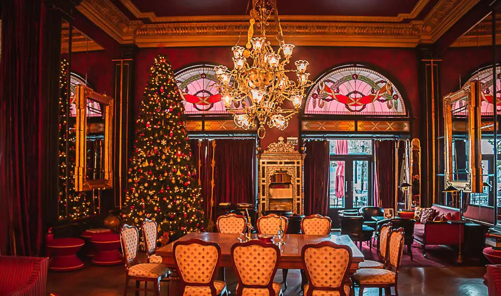 Weihnachtsbaum (Neujahresbaum) im Pera Palace Hotel in Istanbul, Türkei