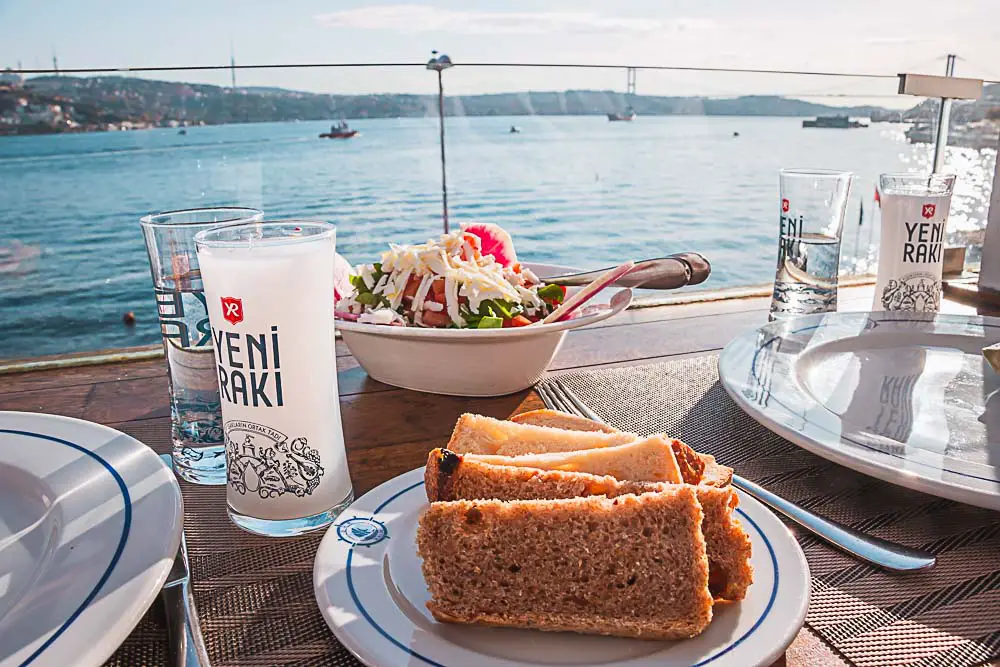 Raki im Sur Balik Restaurant in Istanbul mit Blick auf den Bosporus