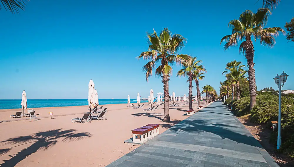 Strandliegen im Alibey Hotel in Side Sorgun in der Türkei