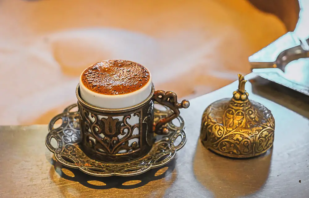 Eine traditionelle Kaffeetasse für einen Türkischen Mokka