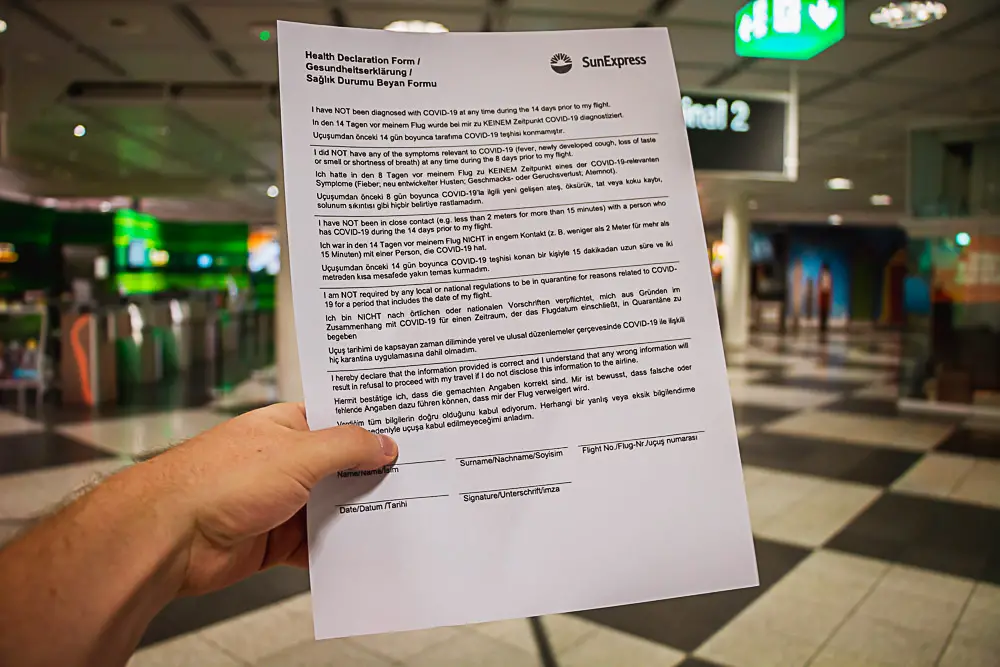Formular von SunExpress im Flughafen in Deutschland