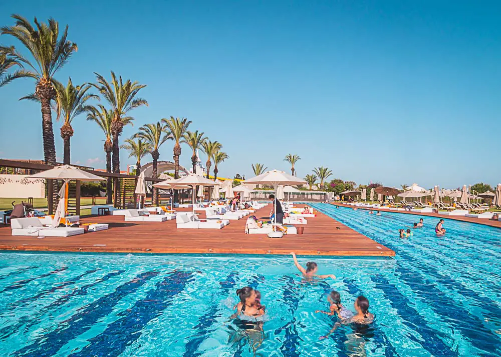 Menschen im Pool des Rixos Premium Hotel in Belek