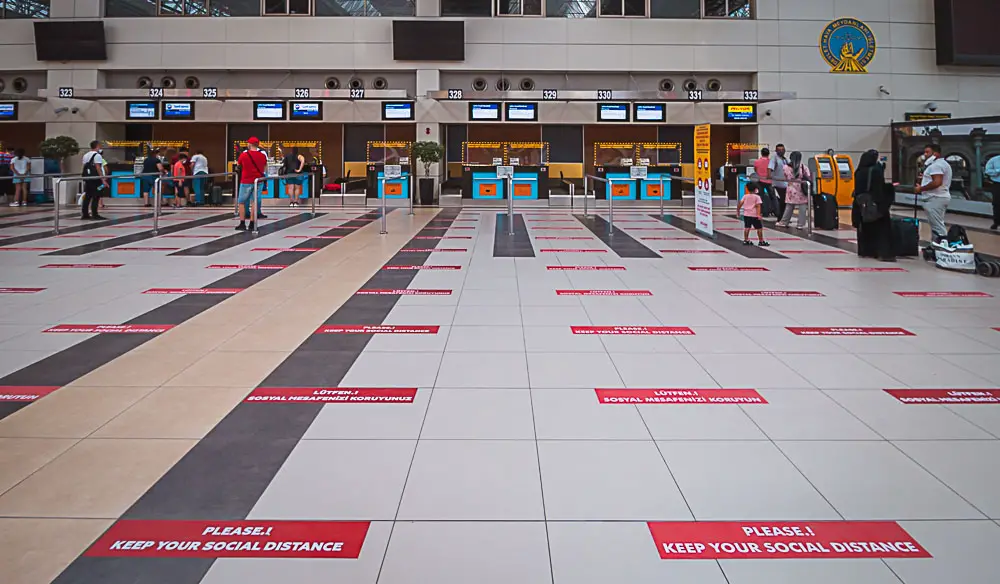 Social Distancing im Flughafen Antalya