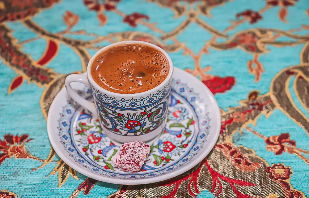 Türkischer Kaffee mit einem Stück Lokum in einer Tasse