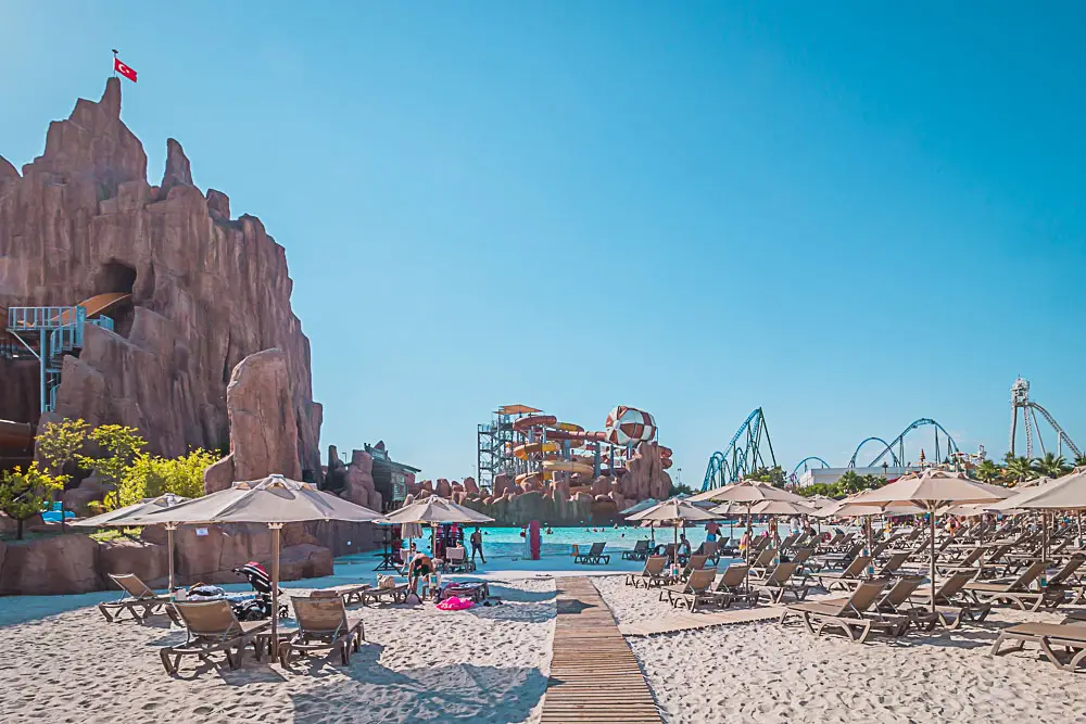 So schauen die Liegen im The Land of Legends Aquapark aus. 