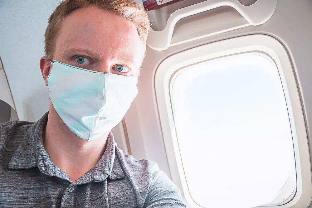 Thomas mit Maske im Flug nach Antalya