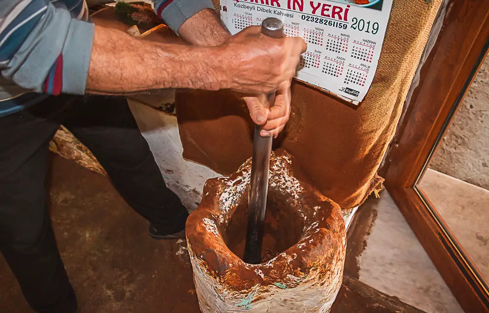 Türkischer Kaffee wird traditionell mit einem Mörser Zerstoßen.