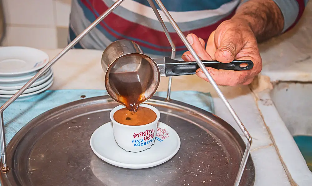 So wird Türkischer Kaffee eingegossen