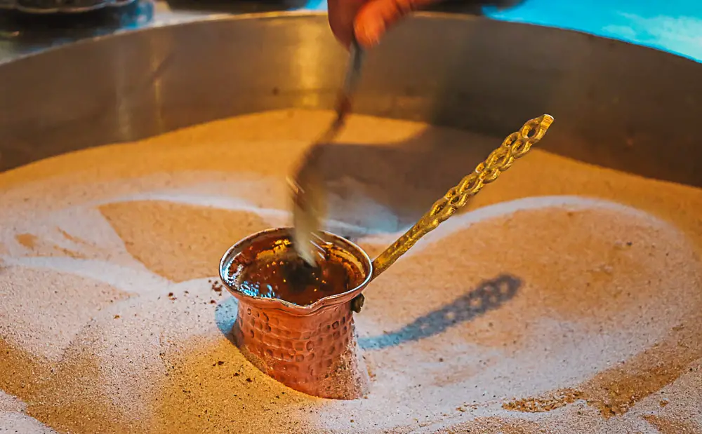 So wird ein Türkischer Kaffee auf Quarzsand gebrüht.