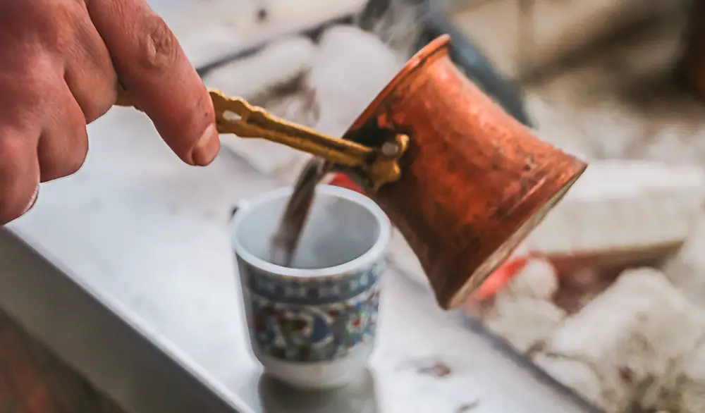 Türkischer Mokka wird in eine Tasse eingegossen