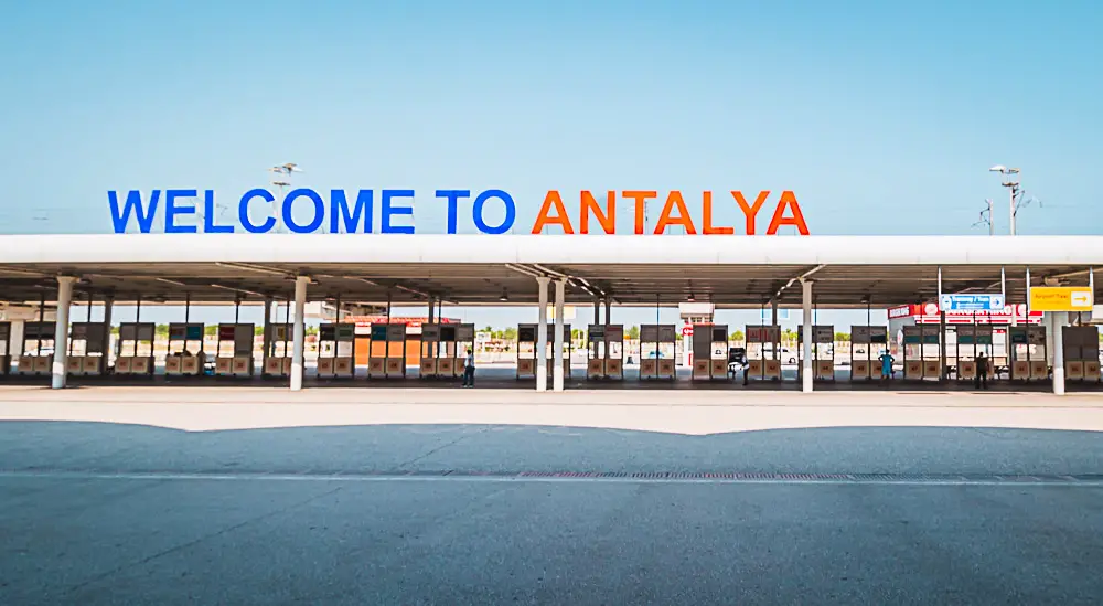 Welcome to Antalya Schriftzeichen im Flughafen Antalya