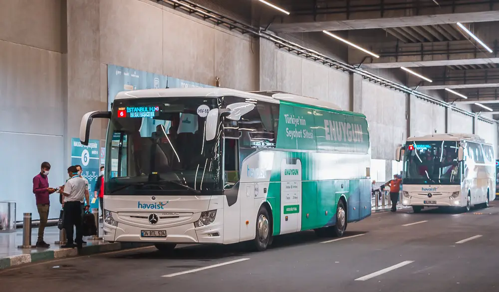 Haltestelle der Havaist Busse im Flughafen IST