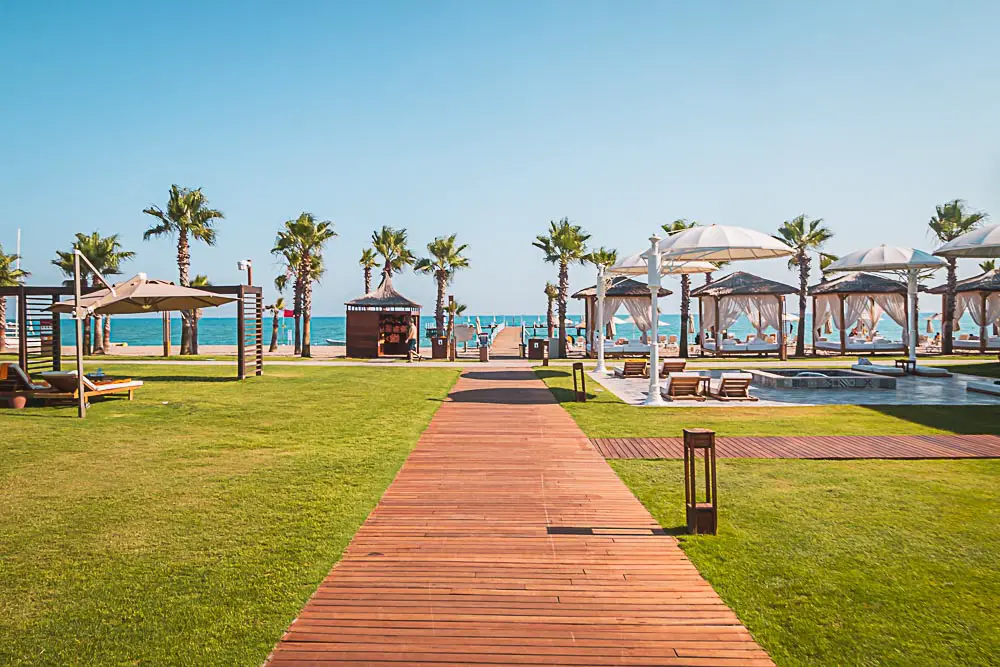 Sonnenliegen am Meer im Rixos Premium Hotel