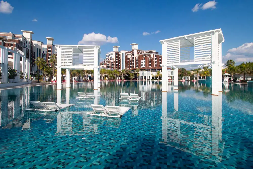 Pool im Selectum Luxury Resort im November in der Türkei Pool im Selectum Luxury Resort im November in der Türkei